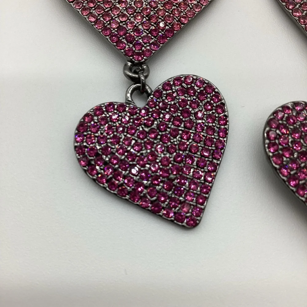 212. Fun & Flirty Gradient Pink Heart Triple Dangle Earrings EUC